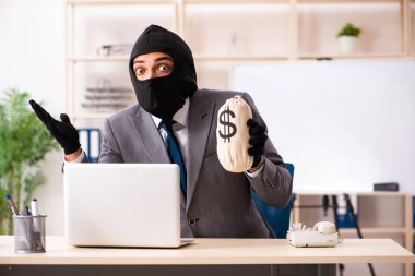 Erkek gangster ofisten bilgi çalıyor.