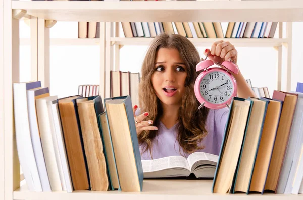 Jeune étudiante se préparant aux examens à la bibliothèque — Photo