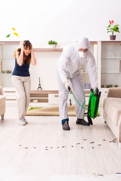 Jovem empreiteiro profissional fazendo controle de pragas em apartamento — Fotografia de Stock