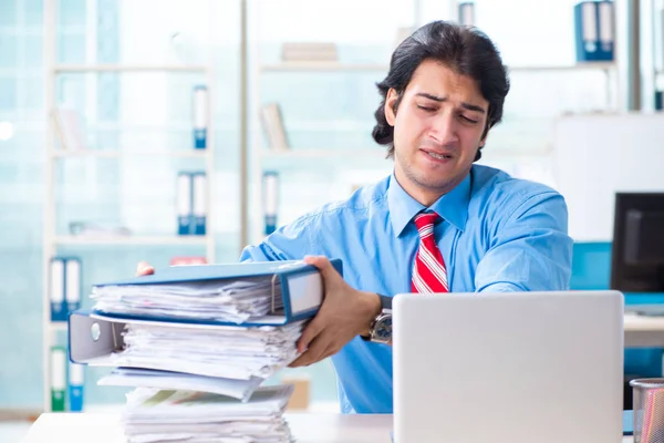 Bonito empresário infeliz com excesso de trabalho no escritório — Fotografia de Stock