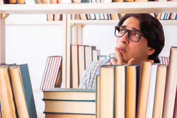 Estudiante masculino preparándose para exámenes en la biblioteca —  Fotos de Stock