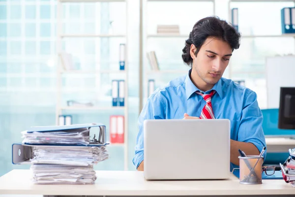 Snygg affärsman missnöjd med överdrivet arbete på kontoret — Stockfoto