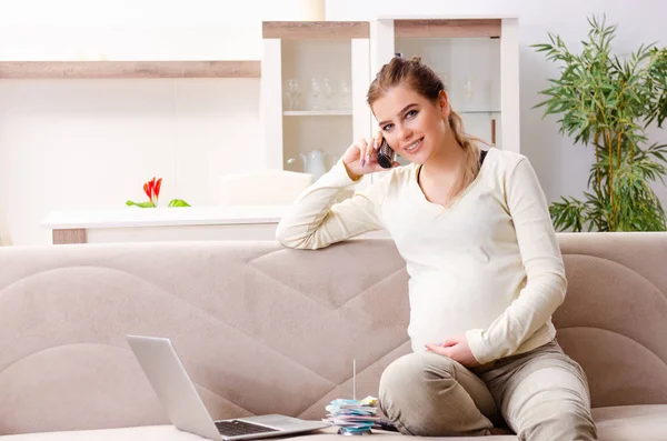 Bütçe planlamada genç hamile kadın — Stok fotoğraf