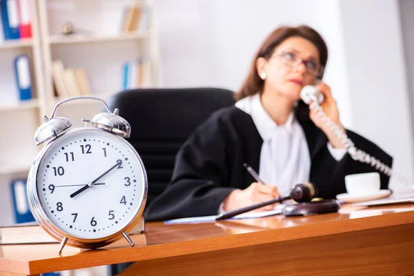 Médico de mediana edad que trabaja en el juzgado — Foto de Stock