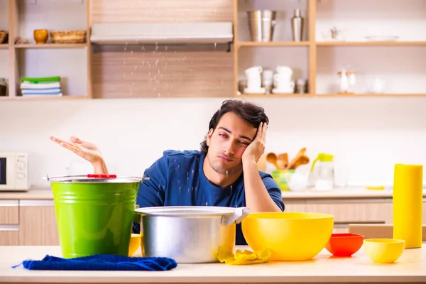 Joven en fuga de agua del concepto de vecinos — Foto de Stock