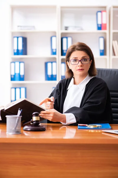 Middelbare leeftijd vrouwelijke arts werkzaam in het gerechtsgebouw — Stockfoto