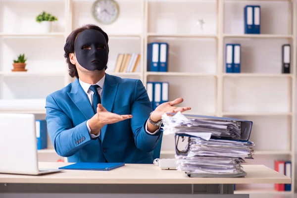 Empregado masculino no escritório em conceito de espionagem industrial — Fotografia de Stock