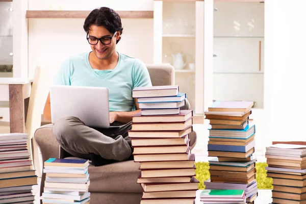 Evde pek çok kitap ile erkek öğrenci — Stok fotoğraf