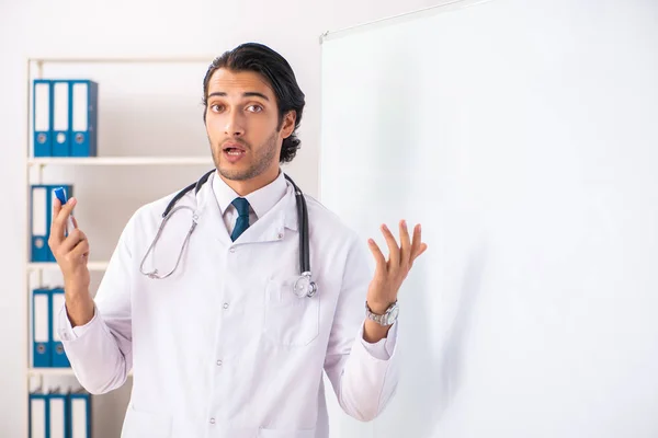 Jonge dokter voor het whiteboard — Stockfoto