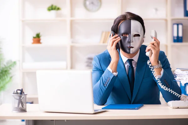 человек с телефонной трубкой. девушка диспетчер. позвонить бывшему сотруднику. колл центр. колл центр.