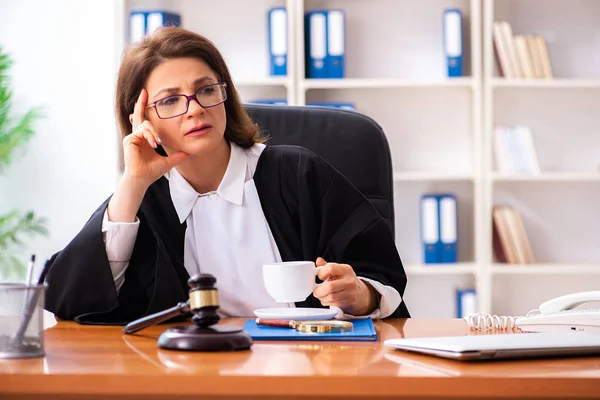 Ärztin mittleren Alters arbeitet im Gerichtsgebäude — Stockfoto