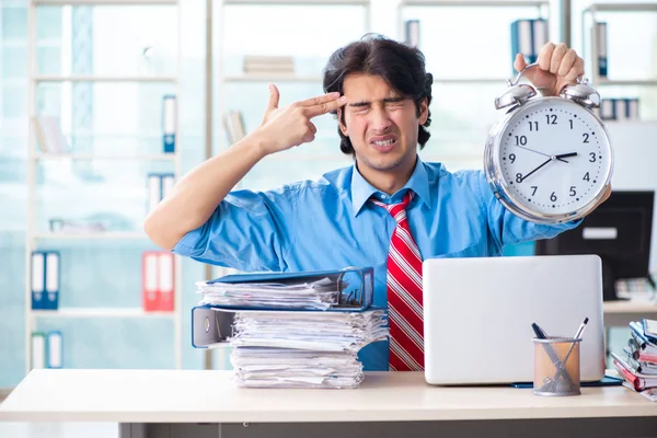 オフィスで過度の仕事に不満を持つハンサムなビジネスマン — ストック写真