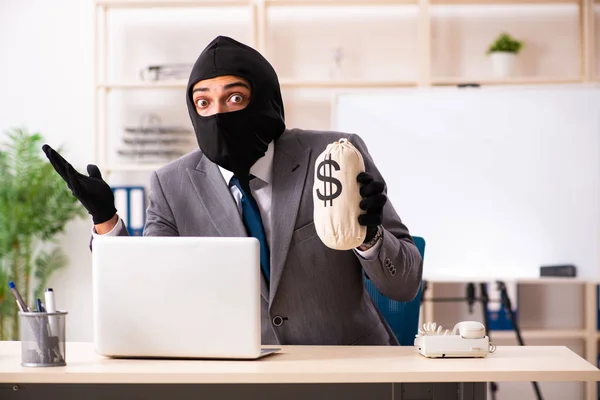 Un gangster masculin vole des informations au bureau — Photo