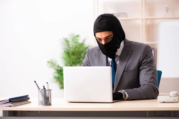 Чоловік-гангстер краде інформацію з офісу — стокове фото