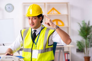 Ofiste çalışan erkek inşaat mühendisi