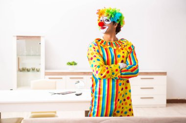 Erkek palyaço evde perfomance için hazırlanıyor