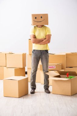 Kafası yerine kutusu olan mutlu bir adam.