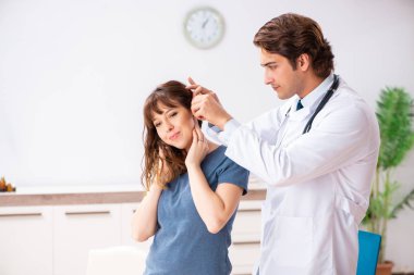 Doktor otorhinolaryngologi ziyaret işitme sorunu olan hasta