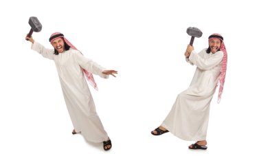 Kızgın Arap adam beyaz izole çekiç ile