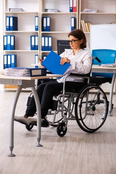 Empregada feminina em cadeira de rodas no escritório — Fotografia de Stock