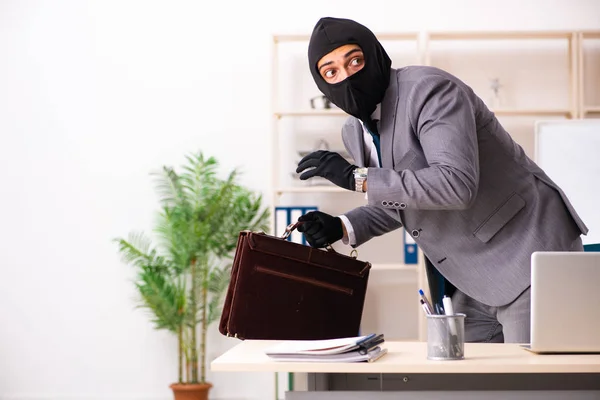 Мужчина-гангстер крадет информацию из офиса — стоковое фото