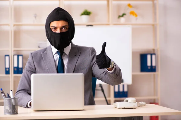 Male gangster stealing information from the office — Stock Photo, Image