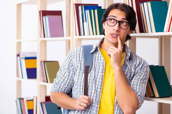 Manlig student förbereder sig för tentamen på biblioteket — Stockfoto