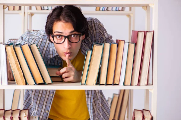 Male student preparing for exams at library — Stock Photo, Image