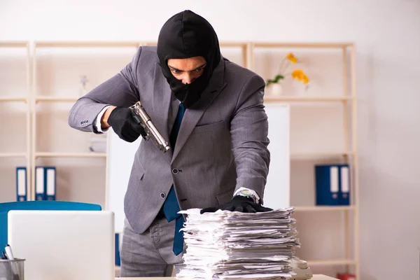 Male gangster stealing information from the office — Stock Photo, Image