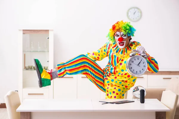 Clown bereitet sich zu Hause auf Auftritt vor — Stockfoto