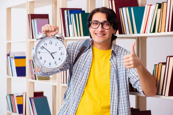 Estudiante masculino preparándose para exámenes en la biblioteca —  Fotos de Stock