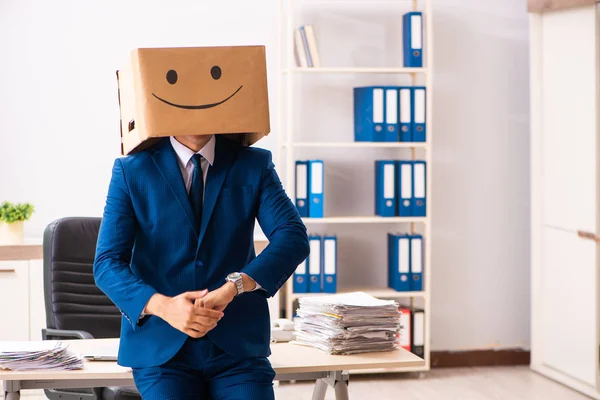 Gelukkige man werknemer met doos in plaats van zijn hoofd — Stockfoto