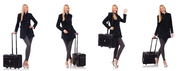 Bella donna in cappotto nero con valigia — Foto Stock