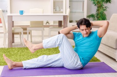 Yakışıklı delikanlı sabah egzersizleri yapıyor