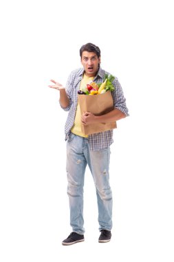 Bakkal alışverişi yapan genç bir adam.