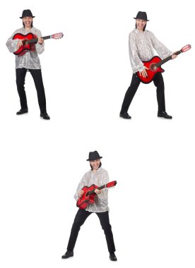 Gitarlı genç adam beyazlar içinde.