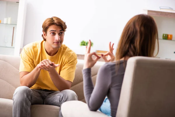 Mujer y hombre aprendiendo lenguaje de señas —  Fotos de Stock