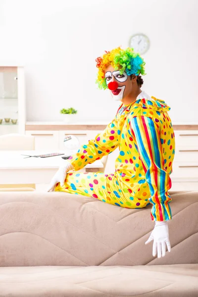 Male clown preparing for perfomance at home — Stock Photo, Image