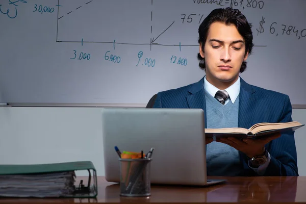 Especialista financiero trabajando hasta tarde en la oficina — Foto de Stock