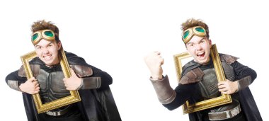 Zırh takım elbiseli Genç komik adam