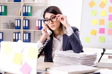 Çelişkili öncelik kavramında genç bayan çalışan