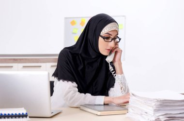 Ofiste çalışan tesettürlü kadın çalışan.
