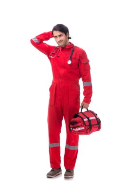 Beyaz izole kırmızı üniformalı genç sağlık görevlisi