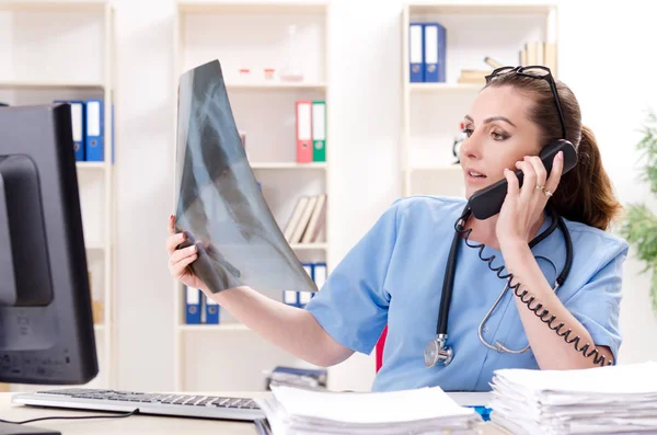 Ženský lékař radiolog pracující na klinice — Stock fotografie