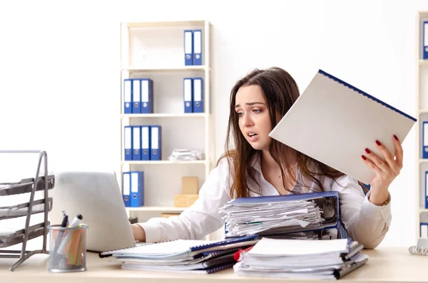 Giovane dipendente donna infelice con il lavoro eccessivo — Foto Stock