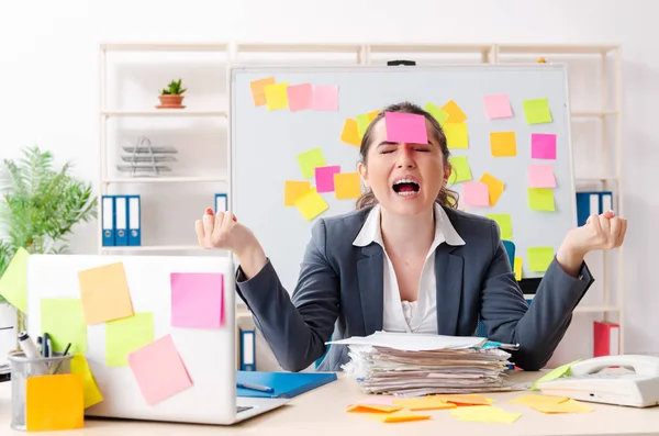 Giovane impiegata in un concetto di priorità contrastante — Foto Stock