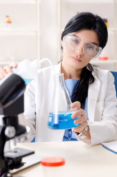 Chimica femminile che lavora al laboratorio — Foto Stock