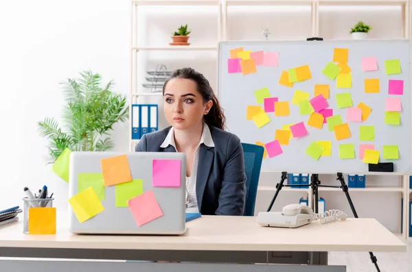 Junge Arbeitnehmerin in widersprüchlichem Prioritätenkonzept — Stockfoto