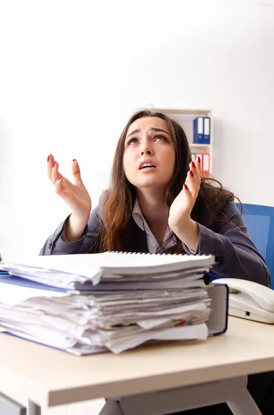 Junge Arbeitnehmerin unzufrieden mit exzessiver Arbeit — Stockfoto