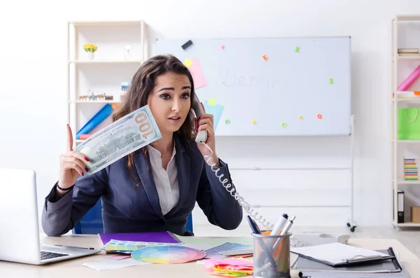 Joven diseñadora femenina trabajando en la oficina — Foto de Stock